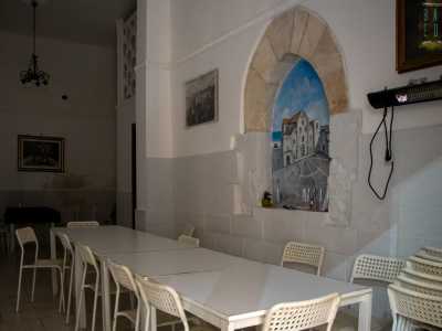 ...e aprendo anche una piccola saletta davanti al locale principale dove ospitare i clienti l�inverno. L� dove la religiosit� � sempre presente: racchiuso da un piccolo arco in pietra, vi � un dipinto della Basilica di San Nicola a vegliare sui tavoli bianchi
